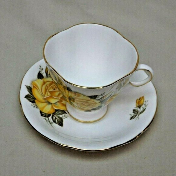 Royal Windsor Fine Bone China England Yellow Roses Footed Tea Cup & Saucer #2935 - Picture 3 of 12